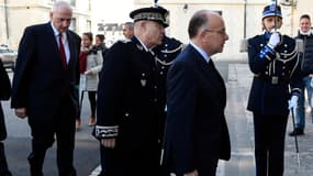 Le ministre Bernard Cazeneuve, mardi matin, avec le directeur de la police Jean-Marc Falcone (centre) et le préfet de police de Paris Michel Cadot (à gauche).