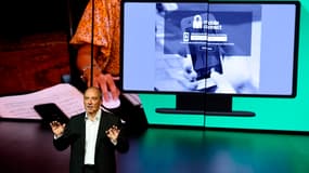 Lors de son show Hello, Stéphane Richard présente les dernières innovations d'Orange 