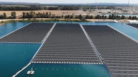 La centrale O'Mega1, qui couvre 17 des 50 hectares de ce plan d'eau artificiel dans le Vaucluse, pourra produire jusqu'à 17 mégawatts par an, soit la consommation d'électricité de 4700 foyers. 