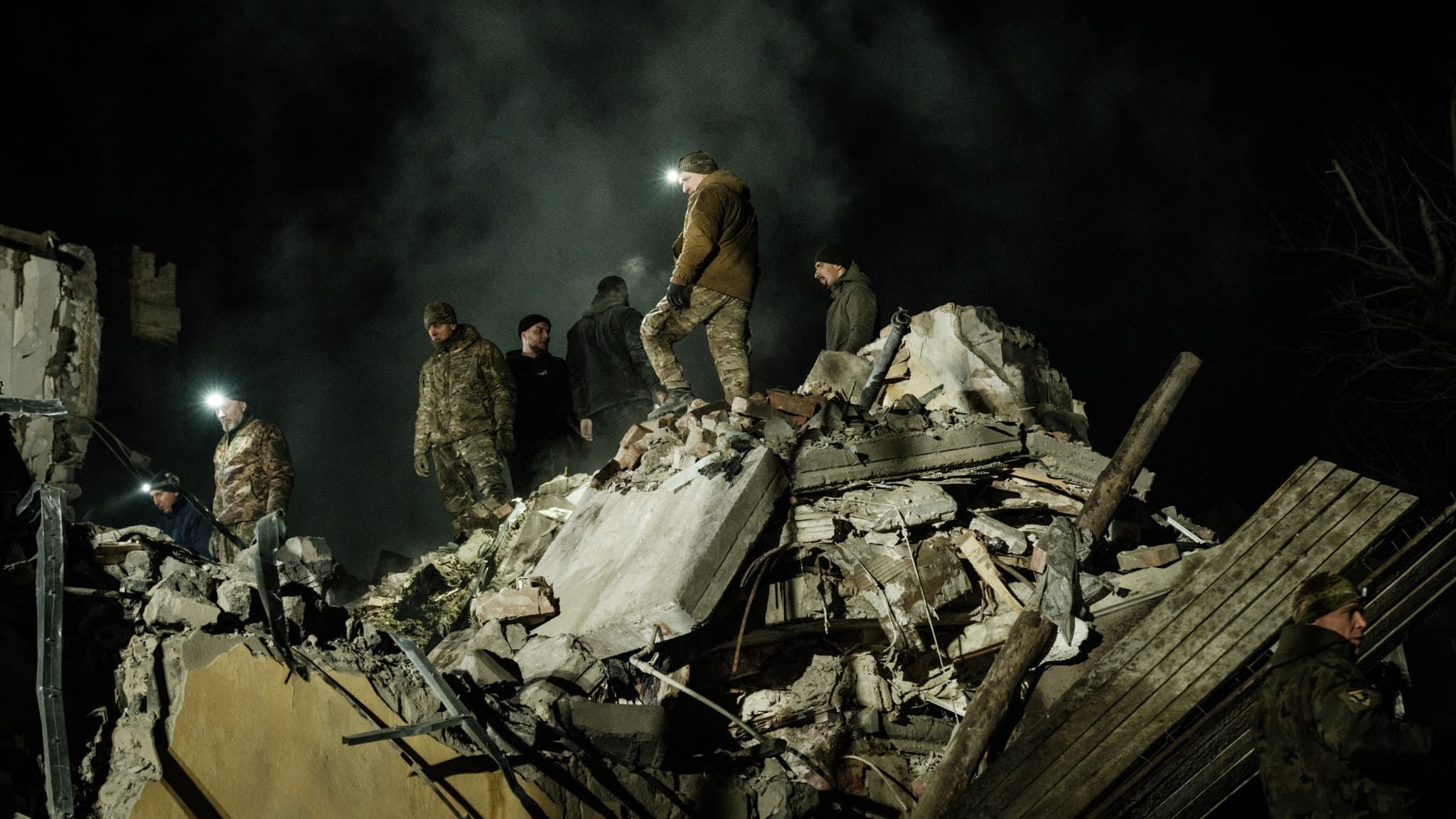 Des sauveteurs sur les débris d'un immeuble d'habitation touché par une frappe, à Kramatorsk, en Ukraine, le 2 février 2023
