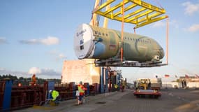 Un élément de l'A320 est chargé depuis le port de Hambourg en Allemagne pour arriver à l'usine américaine de Mobile, en Alabama, 