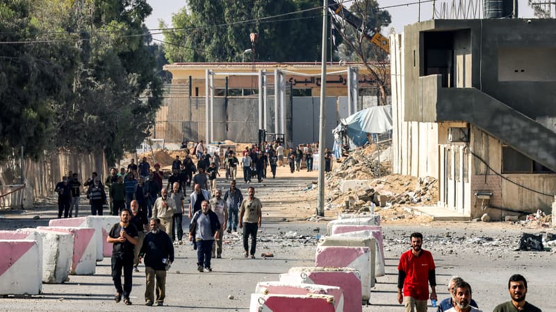 Des travailleurs palestiniens marchent à Gaza au niveau du point de passage de Rafah, à la frontière avec l'Égypte, le 3 novembre 2023. (Photo d'illustration)