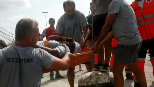 Josepha, une Camerounaise survivante d'un naufrage au large de la Libye, est débarquée sur une civière du bateau de l'ONG espagnole Proactiva Open Arms, le 21 juillet 2018 à Palma de Majorque, aux Iles Baléares