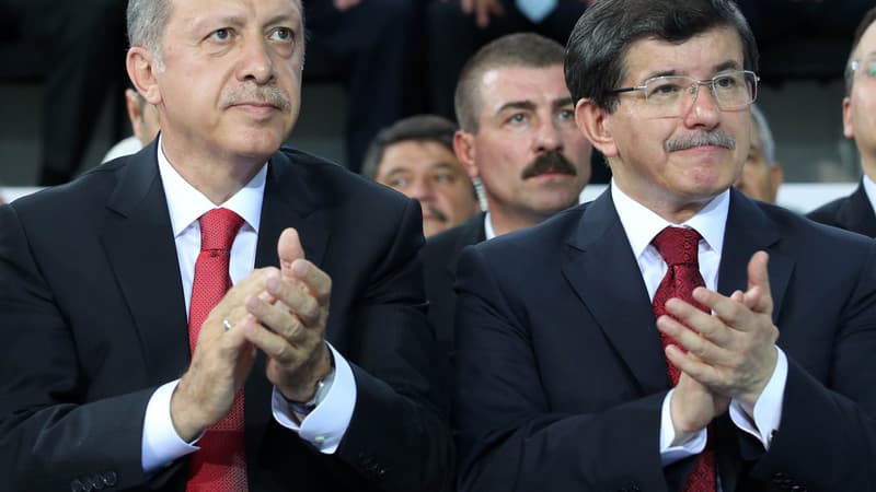 Le président élu de la Turquie, Recep Tayyip Erdogan (à gauche), et son successeur à la tête de l'AKP, le ministre des Affaires étrangères, Ahmet Davutoglu, le 27 août 2014 lors du congrès extraordinaire de l'AKP, à Ankara.