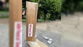 Cinq cercueils ont été déposés à proximité de la tour Eiffel, ce samedi 1er juin 2024 à Paris.