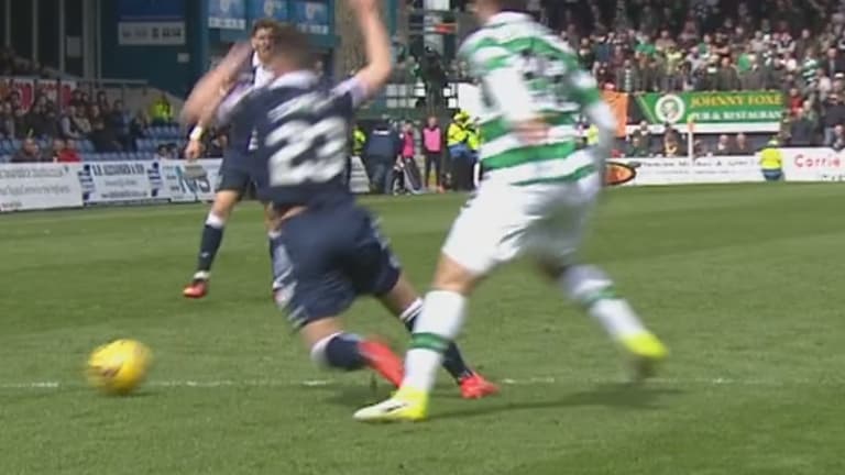Alex Schalk (Ross County) a parfaitement trompé l'arbitre contre le Celtic Glasgow (2-2).