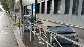Des poubelles renversées devant le lycée Lumière, à Lyon, le 10 octobre 2024.