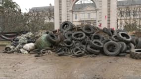 Des déchets agricoles déversés par les agriculteurs devant la préfecture du Lot-et-Garonne, à Agen le 23 janvier 2024.