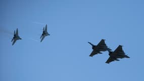 Deux "Rafale" français et deux Mig 29 polonais survolent la base aérienne de Malbork, en Pologne, le 29 avril 2014 (PHOTO D'ILLUSTRATIO)