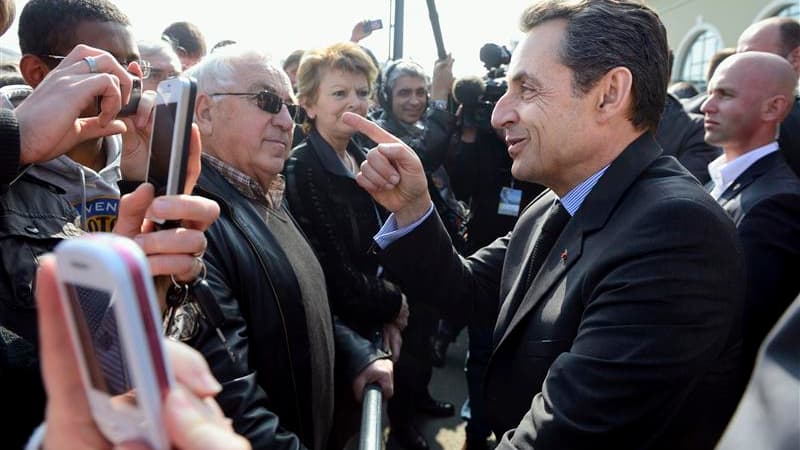 Nicolas Sarkozy devant le centre Pôle Emploi de Vitre. Le président sortant a qualifié mardi de "secte" le mouvement Europe Ecologie-Les Verts (EELV), avec lequel le Parti socialiste a signé un accord électoral et programmatique en vue des prochaines élec