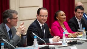 François Hollande, entouré de Vincent Peillon, Christiane Taubira et Manuel Valls