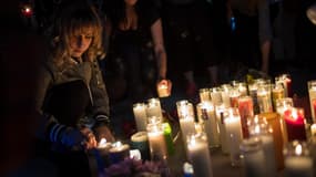 Des passants allument des bougies en hommage aux victimes, le 2 octobre, à Las Vegas.