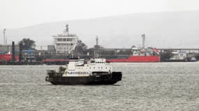 Un ferry arrive dans le port de Kavkaz en Russie, le 9 octobre 2022