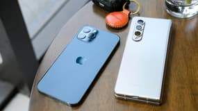Un iPhone et un Z-Fold
