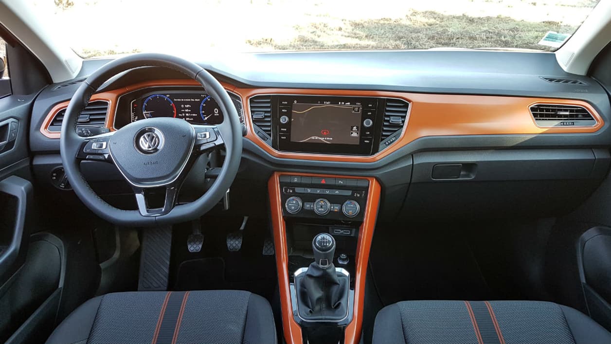 Le T-Roc propose la nouvelle version du système embarqué de Volkswagen avec la possibilité de personnaliser les compteurs, voire de les faire disparaître pour avoir le GPS derrière le volant. Le T-Roc propose la nouvelle version du système embarqué de Volkswagen avec la possibilité de personnaliser les compteurs, voire de les faire disparaître pour avoir le GPS derrière le volant.
