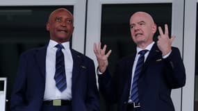 Patrice Motsepe avec Gianni Infantino pendant un match aux Etats-Unis en juin 2025