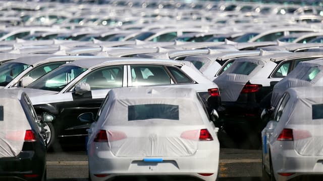 Près de 1 million de véhicules produits par le groupe Volkswagen seraient équipées du logiciel qui biaise les tests de pollution.