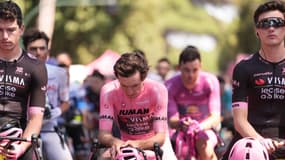 Simon Yates lors de la minute de silence observée en hommage à la femme de Robert Gesink avant le départ de la dernière étape du Giro, le 1er juin 2025