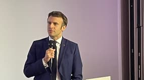 Le candidat Emmanuel Macron s'exprime devant les parlementaires de la majorité, le 9 mars 2022.