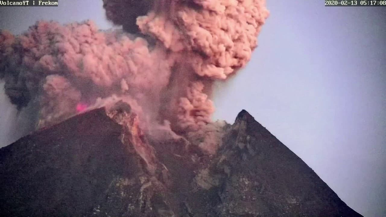 Les images impressionnantes du volcan  Merapi  entr  en 