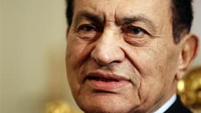 Hosni Moubarak et deux autres anciens responsables égyptiens ont été condamnés samedi à des amendes dont le total s'élève à 540 millions de livres égyptiennes (90,64 millions de dollars) pour avoir suspendu internet et le réseau de téléphone mobile pendan