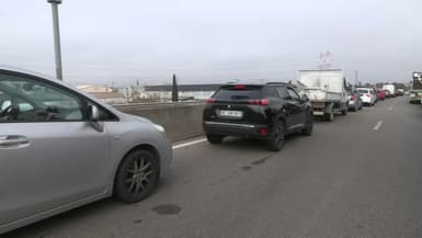 Une opération escargot a bloqué la circulation du côté de Fos-sur-Mer le 22 mars 2023. 