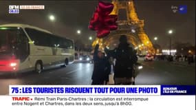 Paris: les touristes risquent tout pour une photo