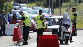 Photo de véhicules à la frontière franco-italienne de Menton (Alpes Maritimes), le 3 juin 2020