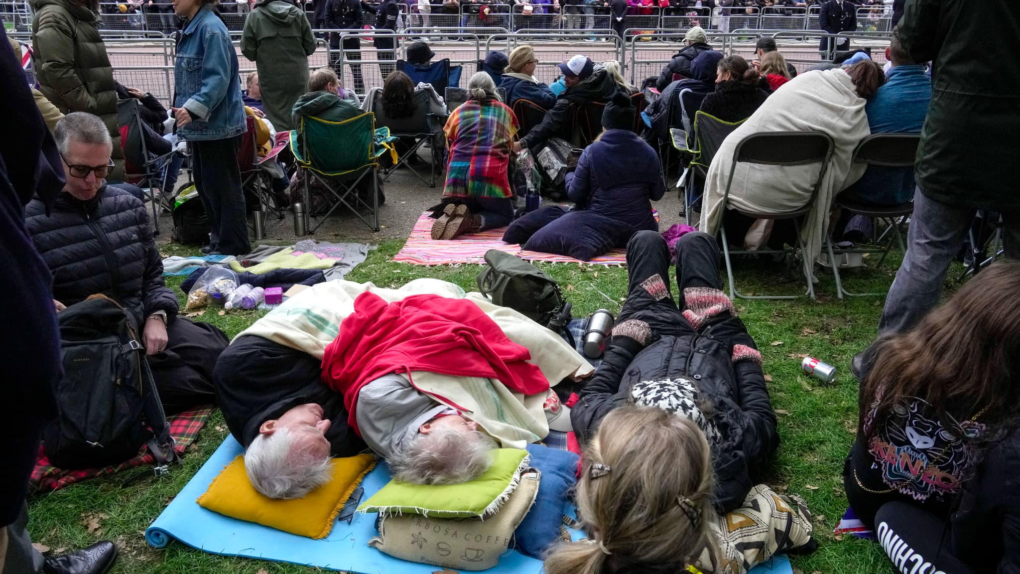 Personne dormant en attendant le début de la cérémonie de la reine Elizabeth II, à Londres le 19 septembre 2022