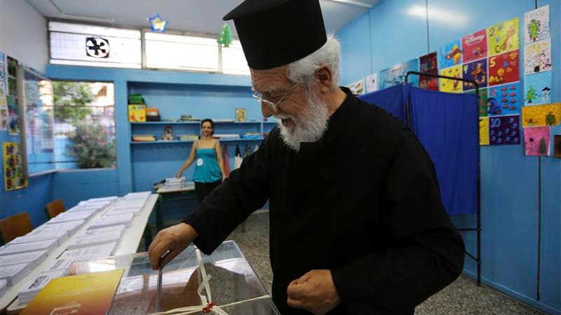 Dans un bureau de vote à Athènes. Les Grecs devraient manifester leur colère dans les urnes ce dimanche à l'occasion d'élections législatives aux résultats totalement imprévisibles, qui menacent de bouleverser le paysage politique en Grèce et de replonger