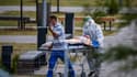 Des soignants transportent une femme malade du Covid-19 dans un hôpital de Moscou, le 30 juin 2021