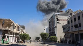 Des bâtiments en fumée dans un camp de déplacés, après des frappes israéliennes, dans la ville de Gaza, le 23 mars 2025