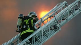 Photo d'illustration d'un pompier sur une échelle lors d'un incendie. 