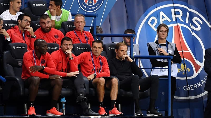 Rainer Schrey attentif derrière Thomas Tuchel