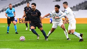 Ilkay Gündogan devant Boubacar Kamara et Alvaro Gonzalez, au Vélodrome le 27 octobre 2020