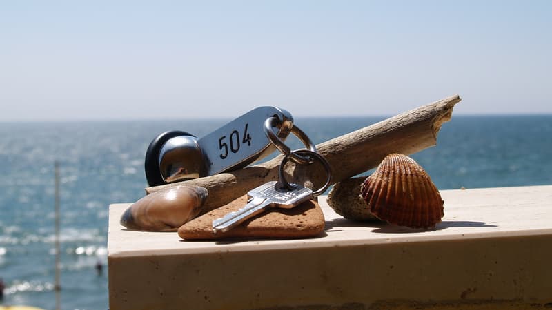 L'hôtelier est toujours responsable en cas de vol des biens de ses clients, l'existence des fautes des uns et des autres n'ayant d'influence que sur le montant de l'indemnisation. 