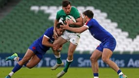 L'arrière irlandais Hugo Keenan est plaqué par le centre du XV de France Arthur Vincent (gauche) et son coéquipier  Damian Penaud, durant le match du Tournoi des six nations entre la France et l'Irlande le 14 février 2021 à Dublin