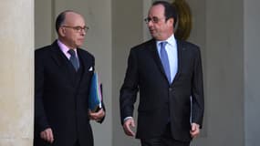 L'ancien chef de l'État François Hollande et son ministre de l'Intérieur de l'époque, Bernard Cazeneuve. (Photo d'illustration)