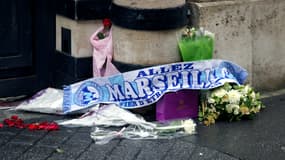 Des fleurs déposées en hommage à Bernard Tapie devant son domicile le 3 octobre 2021