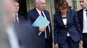 Le Premier ministre François Bayrou (c) à la sortie de l'Assemblée nationale après le résultat du vote de confiance, le 8 septembre 2025 à Paris