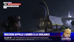 Guerre en Ukraine: Emmanuel Macron appelle l'armée à la "vigilance" face à d'éventuelles "interférences"