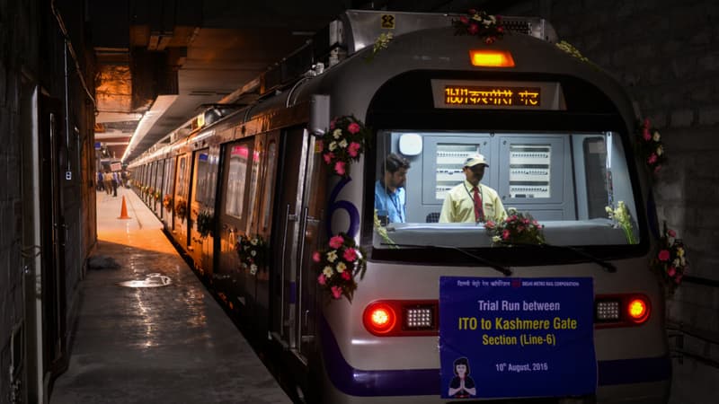 Un conducteur du métro de Delhi dans sa cabine en août 2016.