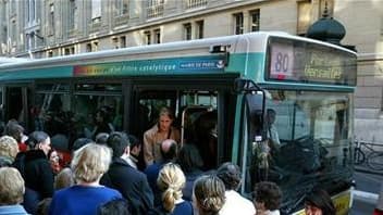 Quasiment toutes les lignes de bus étaient à l'arrêt samedi soir à Paris et en Ile-de-France en raison d'importantes chutes de neige. /Photo d'archives/REUTERS/Philippe Wojazer