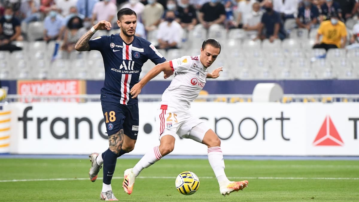 Maxence Craquet gratte un ballon à Mauro Icardi lors de la finale de la Coupe de la Ligue entre l'OL et le PSG en août 2020 Maxence Craquet gratte un ballon à Mauro Icardi lors de la finale de la Coupe de la Ligue entre l'OL et le PSG en août 2020