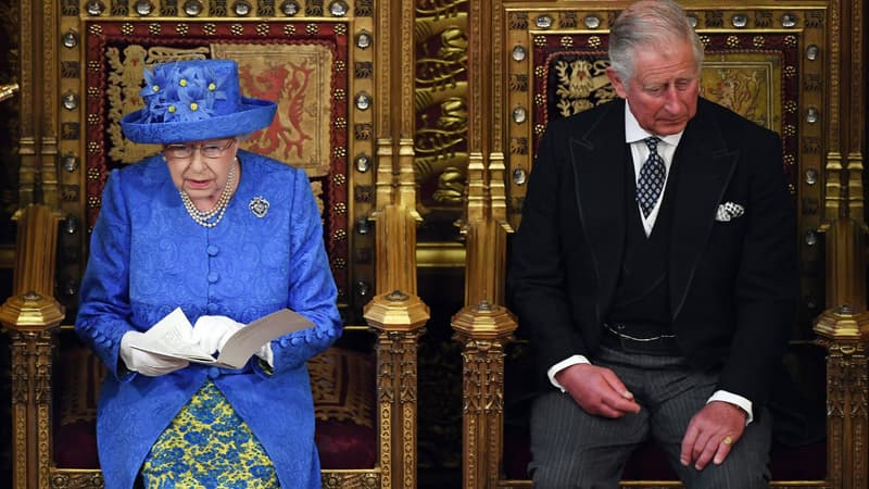 La reine Elizabeth II aux côtés du Prince Charles, lors de son discours d'ouverture du Parlement britannique, le 21 juin 2017 à Londres.