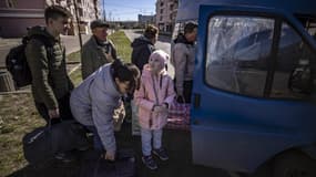 Des personnes montent dans un bus à Kramatorsk le 9 avril 2022, au lendemain de l'attaque de la gare qui a fait au moins 52 morts. 