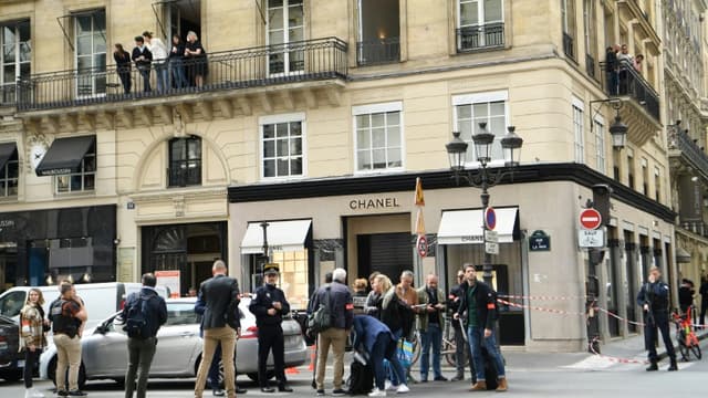 La police boucle la place Vendôme à Paris après le braquage de la boutique Chanel, le 5 mai 2022