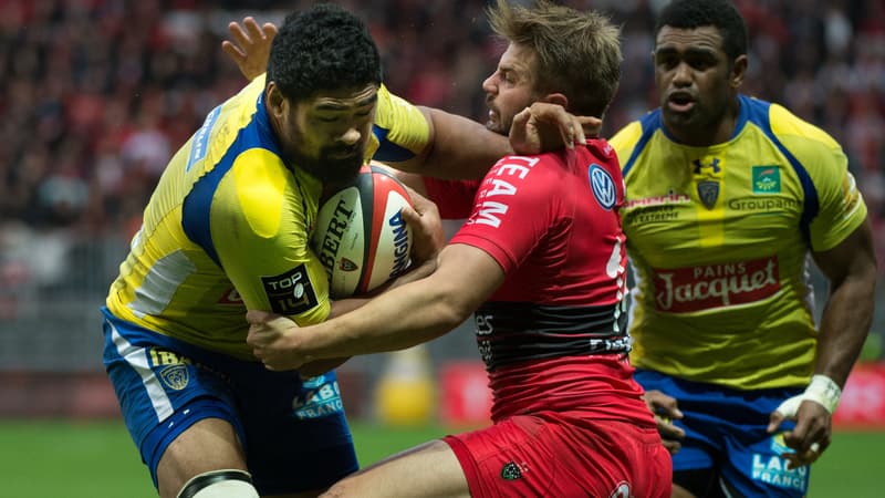 Fritz Lee (Clermont) aux prises avec Drew Mitchell (Toulon)