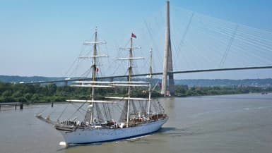 Le trois-mâts norvégien "Stratsraad Lehmkulh" passe le Pont de Normandie, à Honfleur, pour rejoindre Rouen et participer à la 8e édition de l'Armada, le 7 juin 2023.