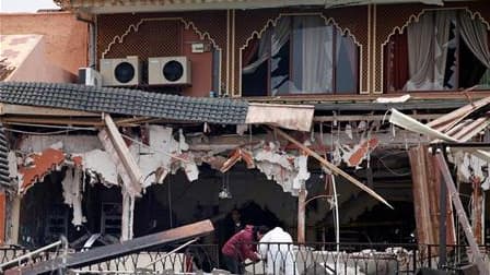 Enquêteurs au travail au café Argana, à Marrakech, après l'attentat du 28 avril. Le principal suspect de cette attaque qui avait fait 17 morts dont huit Français a été condamné à mort vendredi par la justice marocaine. /Photo prise le 28 avril 2011/REUTER